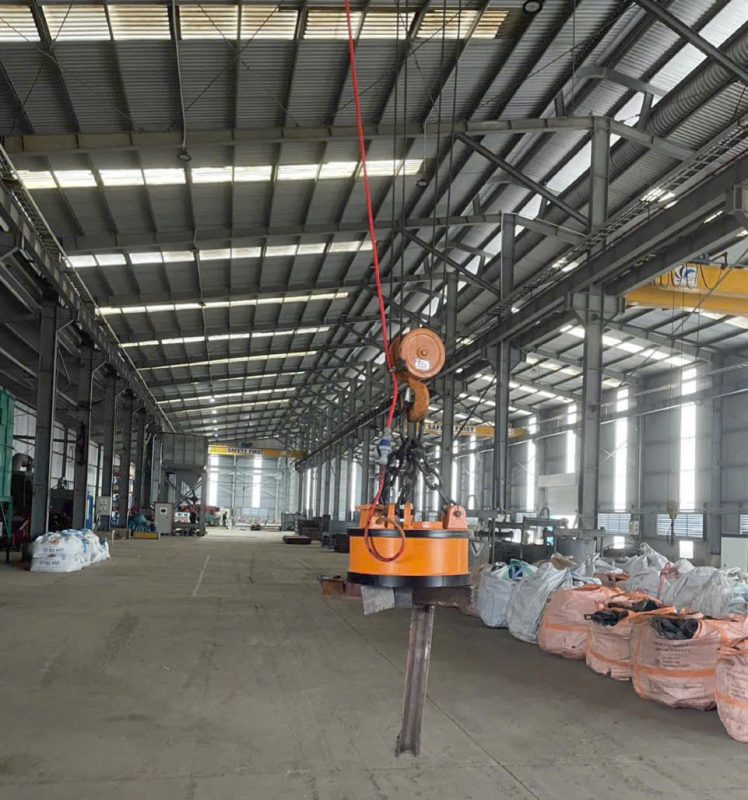 Hình ảnh thực tế thể hiện nam châm nâng sắt thép tại ANT